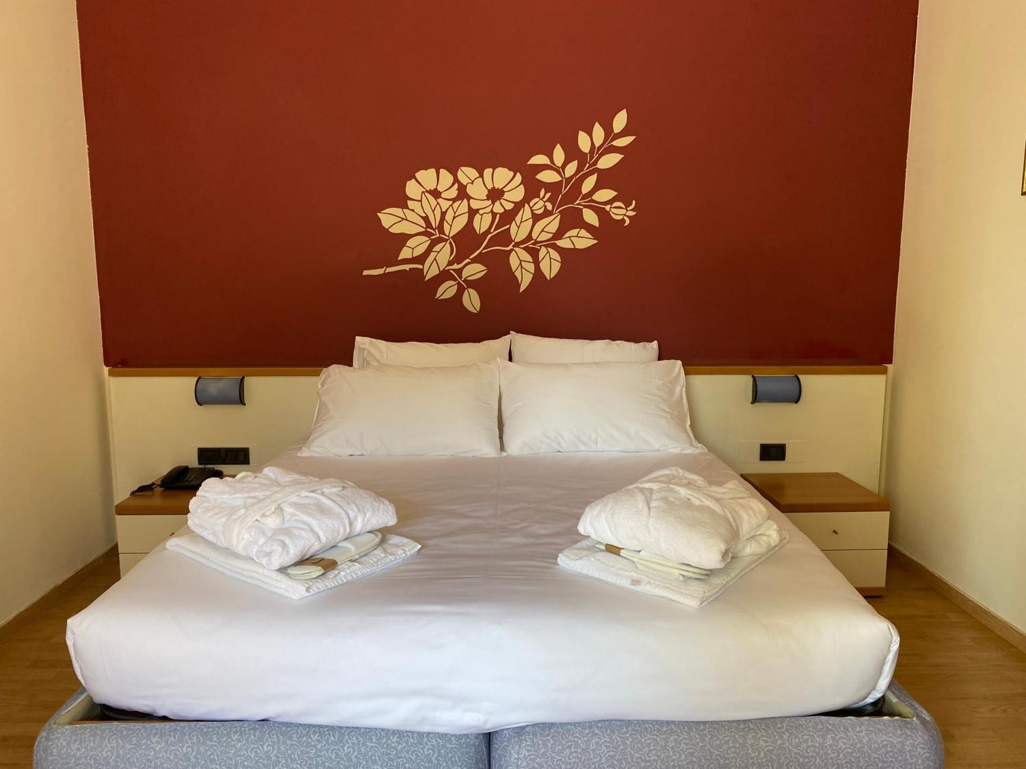 Alevic Hotel Сирмионе Номер фото